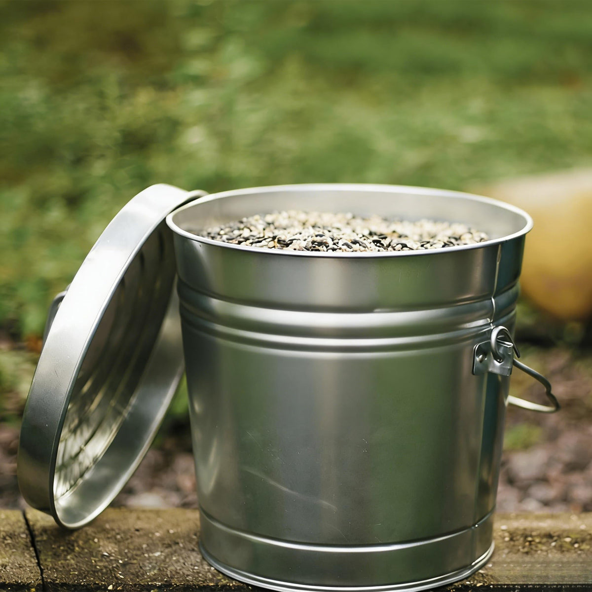 6 Gallon Galvanized Metal Trash Can with Lid E8408